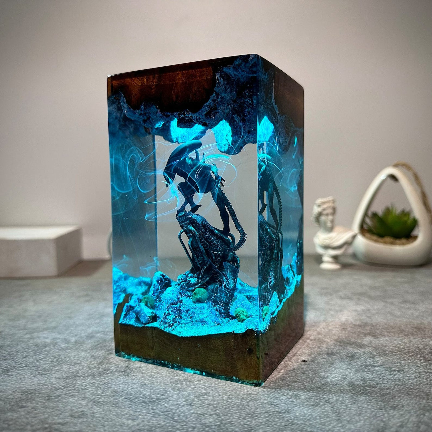 Predator Xenomorph Alien Space Monster Epoxy Resin Lamp, Night Light