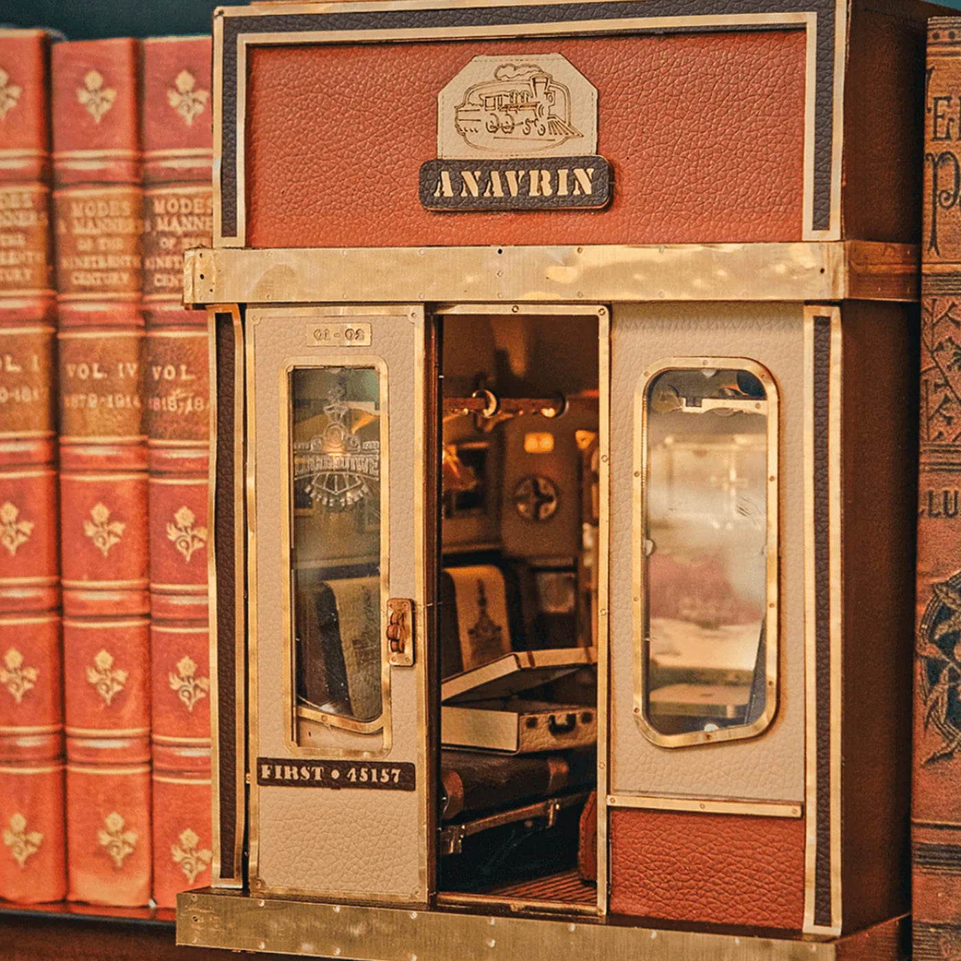 1940s Train Cabin (Motion Scene) - Book Nook