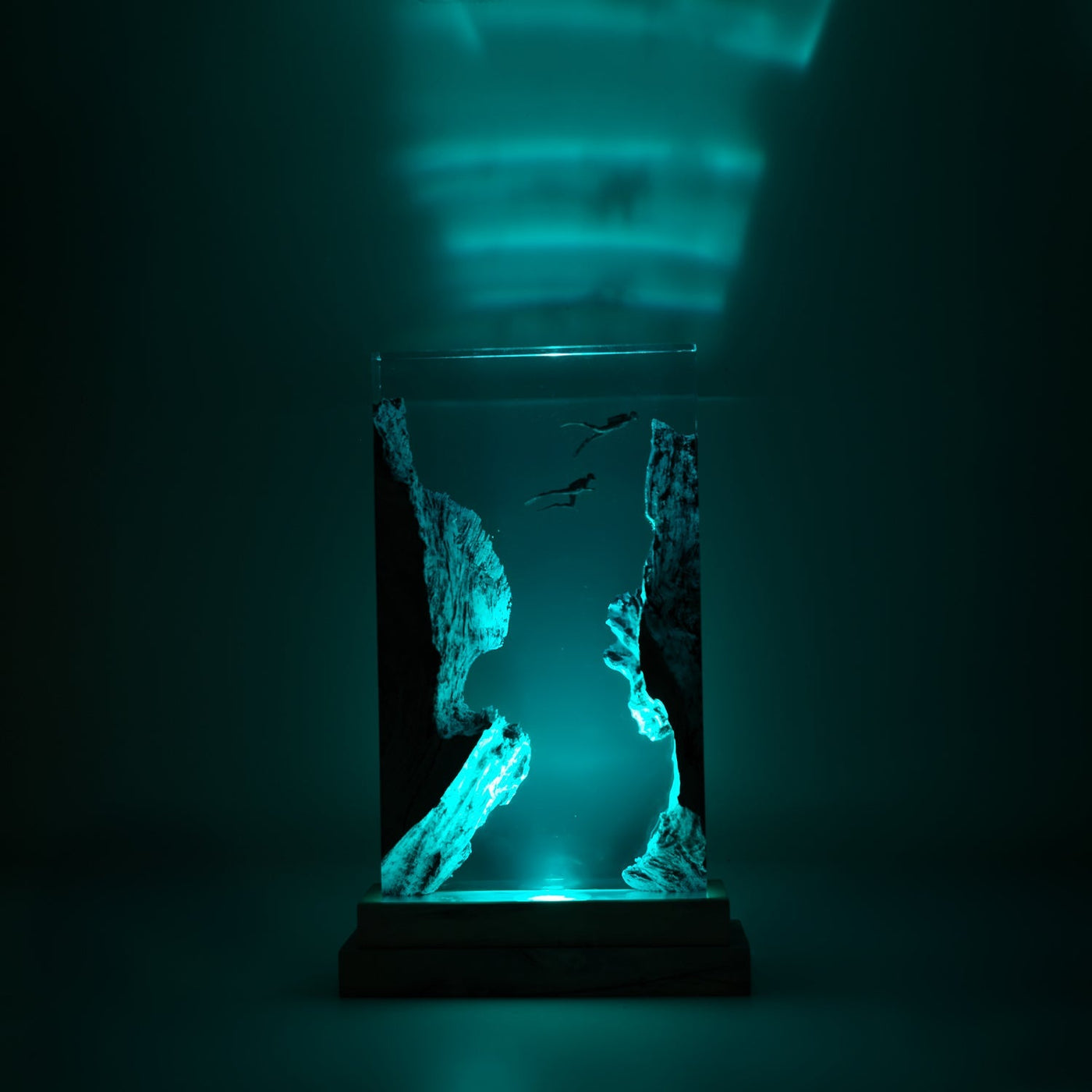 Divers Explore Undersea - High Quality Epoxy Resin Lamp