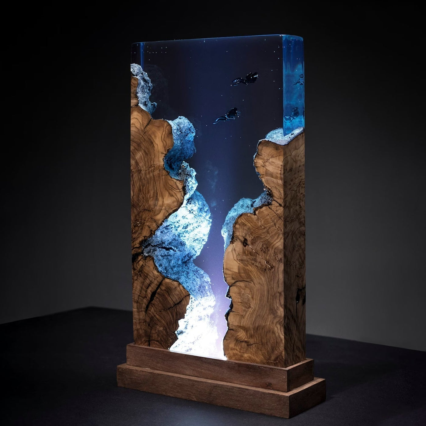 Divers Explore Undersea - High Quality Epoxy Resin Lamp