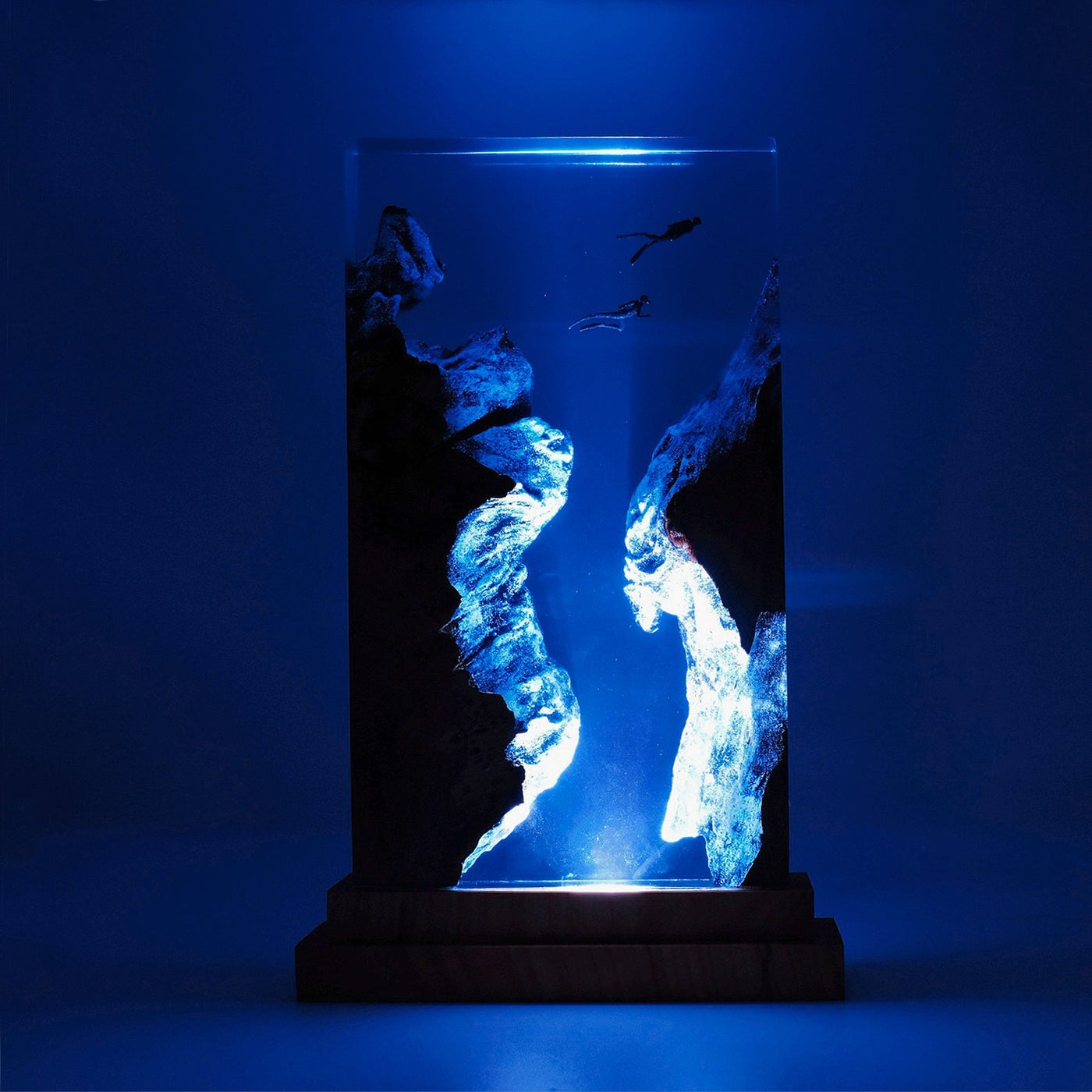 Divers Explore Undersea - High Quality Epoxy Resin Lamp