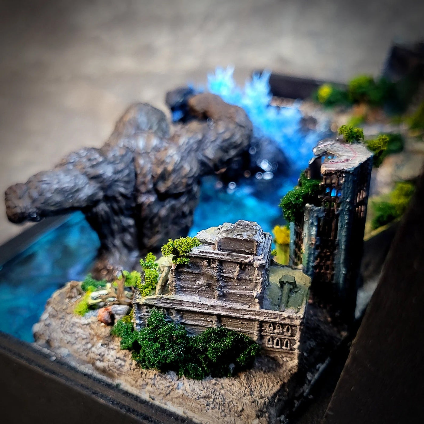 Godzilla vs Kong Monsters Battle Beach Abandoned City Diorama Treasure Mistery Box Gift Epoxy Resin, Night Light